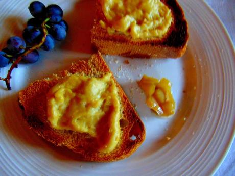 Frauxmage de farine de pois chiches et pickle de rhubarbe Frauxmage de farine de pois chiches et pickle de rhubarbe