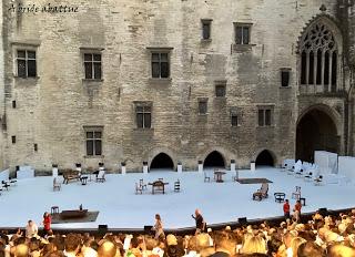 Architecture de Pascal Rambert ouvre le Festival d'Avignon dans la Cour d'Honneur du Palais des Papes