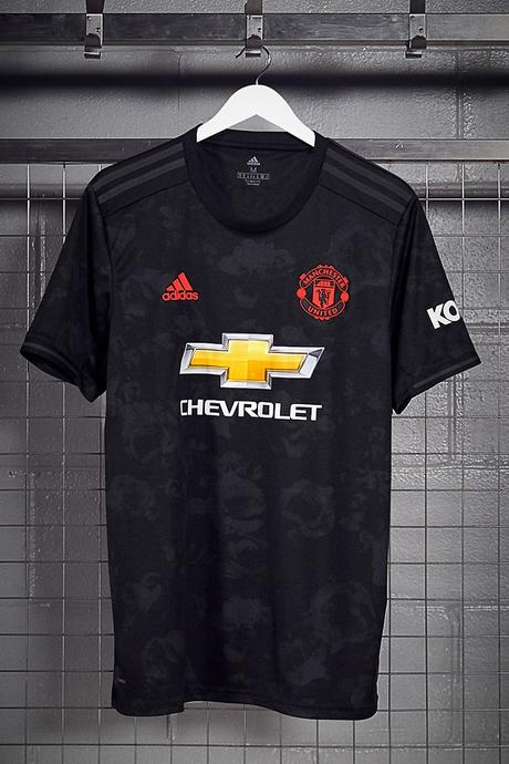 adidas habille le troisième jersey de Manchester United d’un print floral