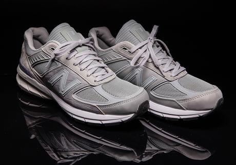 Engineered Garments revisite la New Balance 990v5 de manière asymétrique Engineered Garments revisite la New Balance 990v5 de manière asymétrique