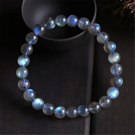 Guide des bracelets pierre de lune, bien choisir Un bracelet en pierre de lune bleue