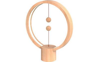 La lampe LED Heng pour plus de lumière dans vos intérieurs allocacoc Heng Balance Lamp Round Light Wood - Lampe LED design USB