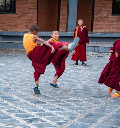 Partie de foot après les cours pour les apprentis moines