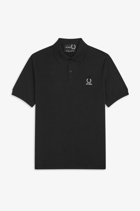 La nouvelle capsule Raf Simons x Fred Perry rend hommage à la jeunesse brittanique des années 70 La nouvelle capsule Raf Simons x Fred Perry rend hommage à la jeunesse brittanique des années 70