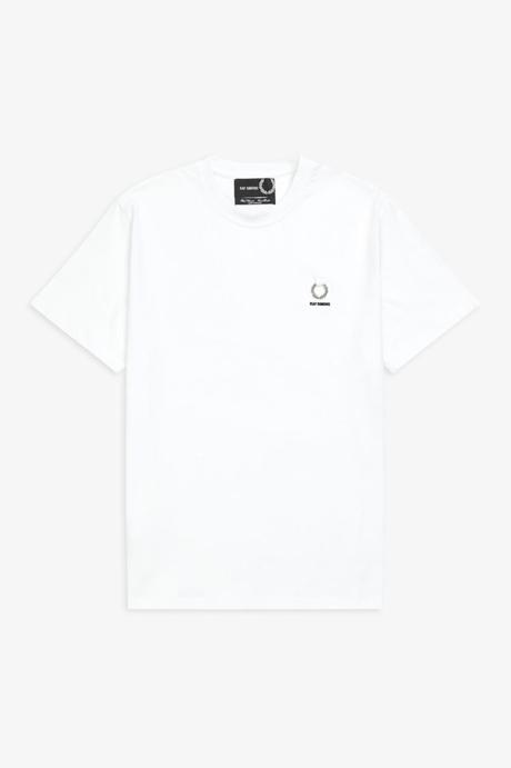 La nouvelle capsule Raf Simons x Fred Perry rend hommage à la jeunesse brittanique des années 70 La nouvelle capsule Raf Simons x Fred Perry rend hommage à la jeunesse brittanique des années 70