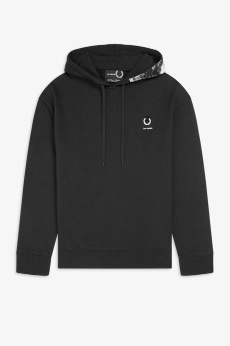 La nouvelle capsule Raf Simons x Fred Perry rend hommage à la jeunesse brittanique des années 70 La nouvelle capsule Raf Simons x Fred Perry rend hommage à la jeunesse brittanique des années 70
