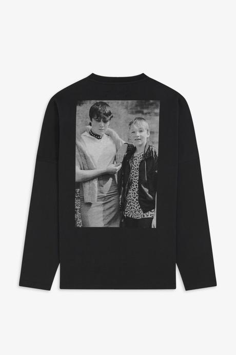 La nouvelle capsule Raf Simons x Fred Perry rend hommage à la jeunesse brittanique des années 70 La nouvelle capsule Raf Simons x Fred Perry rend hommage à la jeunesse brittanique des années 70