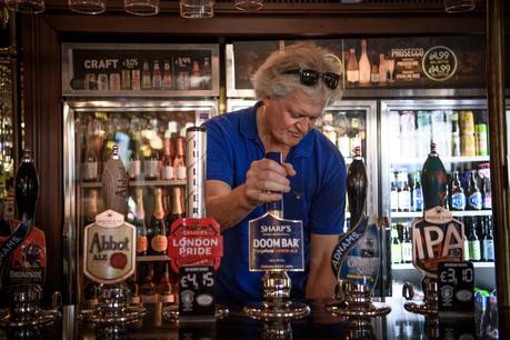   Le patron de Wetherspoons, Tim Martin, verse une pinte au Metropolitan Bar de Bake Street, dans le centre de Londres