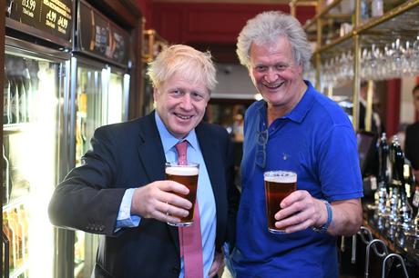   Boris Johnson et Tim Martin boivent une pinte dans sa succursale de Baker Street Wetherspoon