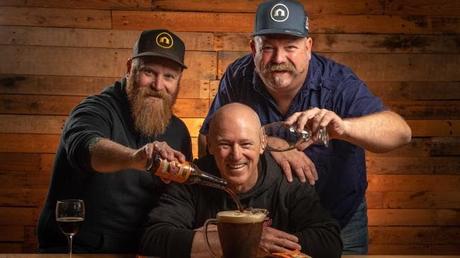 Le PDG de Robern Menz, Phil Sims (au centre), avec les propriétaires de Big Shed Brewing, Craig Basford, et Jason Harris, avec le BruChoc noir qu’ils ont réalisé pour la journée d’appréciation FruChoc. Image: Brad Fleet