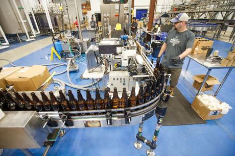 Craft beer – La brasserie Iowa Toppling Goliath mulls distillery, expansion de la côte ouest
 – Mousse de bière