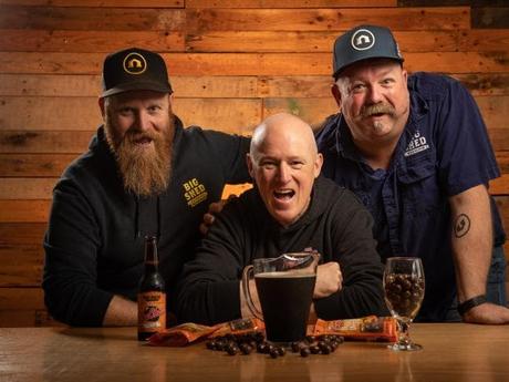 Robern Menz, chef de la direction, Phil Sims (au centre), avec les propriétaires de Big Shed Brewery, Craig Basford, Jason Harris et Bruchocs Stout. Image: Brad Fleet