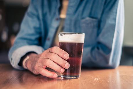   Les buveurs exigent une réduction de la taxe sur la bière dans le prochain budget de la chancelière - pour que les pubs restent ouverts