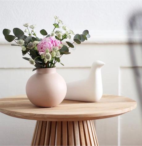 table basse bois pot de fleur vase rond rose eucalyptus oiseau vitra blanc - blog clematc