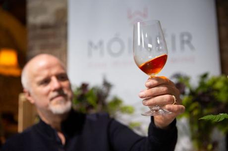 Wicklow Way Wines: Brett Stephenson, cofondateur de Pamela Walsh, présente du vin de fraise Móinéir