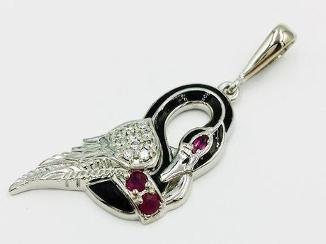 Création de pendentifs oiseau pendentif cygne en or blanc, rubis et diamants