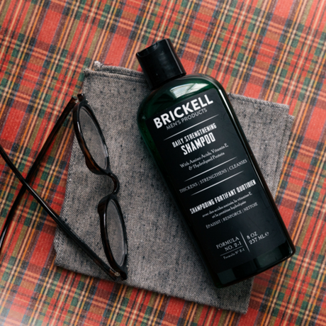 Qu’est-ce qui cause les pellicules et comment se débarrasser des pellicules chez les hommes ?