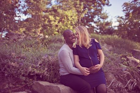 Photographe grossesse en couple en extérieur Levallois