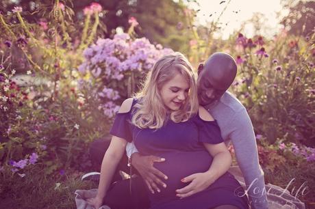 Photographe grossesse en couple en extérieur Levallois