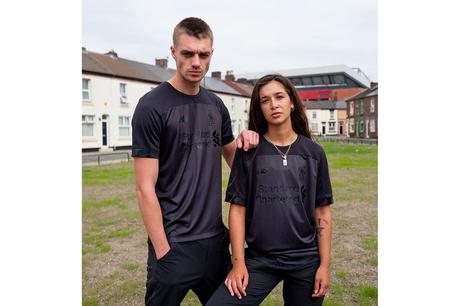 Liverpool New Balance All Black Kit date lien prix