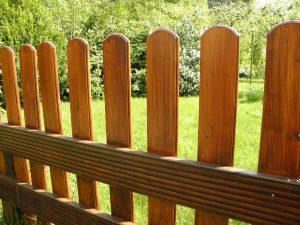 Comment installer une clôture en bois