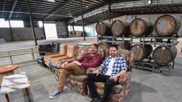 Les propriétaires de Moon Dog, Josh Uljans et Karl van Buuren, sur le site de leur nouvelle brasserie à Preston.