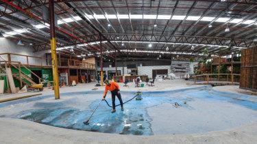 Il existe des plans pour des flippers, un bar tiki karaoké et un grand lagon au milieu du bar. 