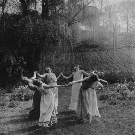 Cï¿½rculo de mujeres bailando la luz de la luna bosques Prado Granja campo Brujas Wicca de Halloween Spooky Beltane Vintage fotografï¿½a victoriana Photo Print