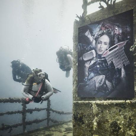 Plastic Ocean : l’exposition de photos à 40 mètres de profondeur