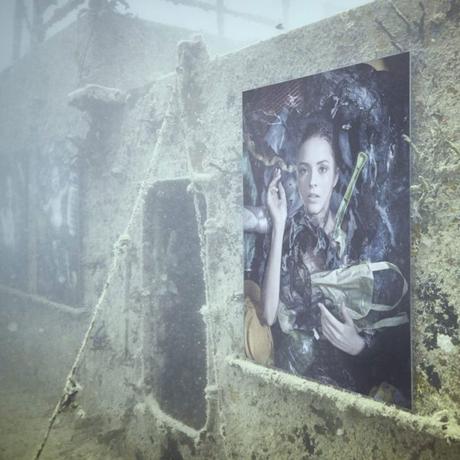 Plastic Ocean : l’exposition de photos à 40 mètres de profondeur