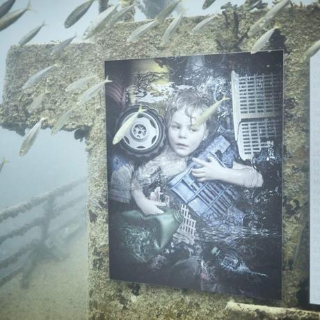 Plastic Ocean : l’exposition de photos à 40 mètres de profondeur