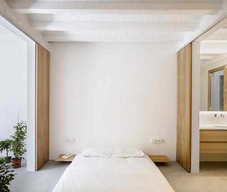 Un ancien appartement rénové dans un style décoratif japonais