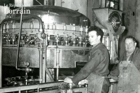 Craft beer – Édition de Sarrebourg Château-Salins | Quand Sarrebourg fut moussé
– Mousse de bière À la brasserie de Sarrebourg en 1961, le remplisseur pouvait remplir 6 000 à 9 000 bouteilles de bière par heure. Archives photos RL