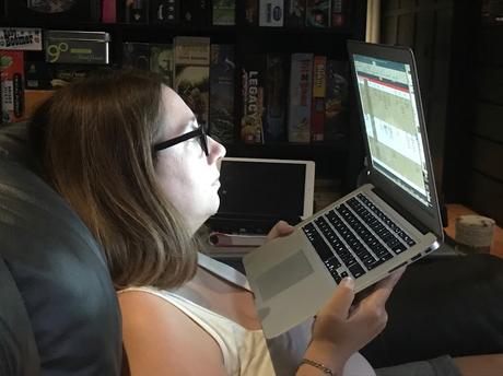 Annie-Danielle avec le laptop dans les mains près du visage
