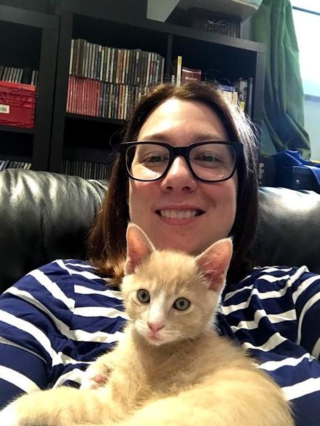 Mes yeux… partie 2 de 3 Annie-Danielle avec des lunettes et un chaton caramel dans les bras