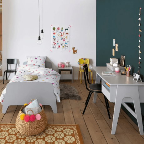 chambre enfant parquet bois bureau et lit gris table de chavet - clematc
