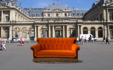 Friends : le mythique canapé de la série va être installé dans Paris