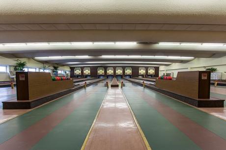 Il photographie les anciennes pistes de bowling