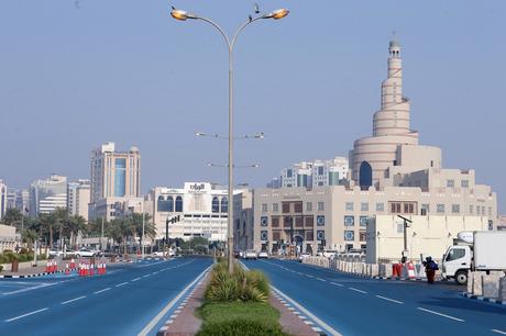 Qatar : des routes peintes en bleu pour rafrâichir la température