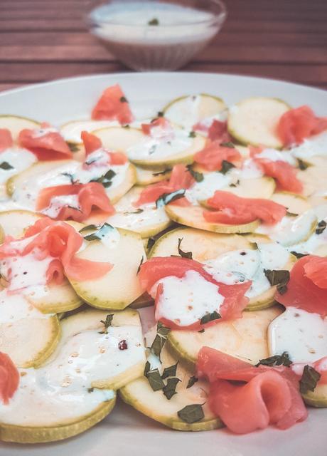 Salade de courgette et saumon en carpaccio sauce au yahourt grec