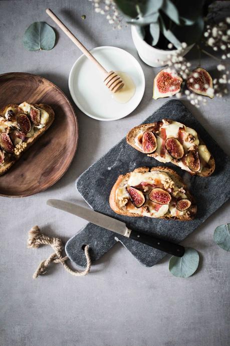 Toasts aux figues, brie, bacon et noix