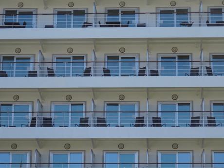 Cages à poule pour tourisme de masse