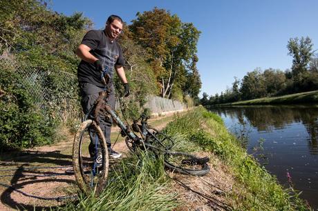 Info bière – Cet habitant de Vaux (Allier) est parti à la pêche avec l'aimant et a déjà sorti son vélo, son scooter électrique et ses eaux d'échappement – Montluçon (03100)

 – Bière blonde