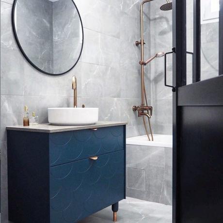 salle de bain gris grès cérame marbre meuble bleu nuit douche noir mat verrière italienne