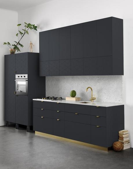 cuisine noire mat design ikea sol béton ciré poignée anse pied or doré laiton architecture clemaroundthecorner