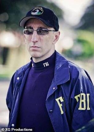 Une victime pédophile se met à couvert et porte un fil pour pincer son agresseur, ce qui lui vaut une carrière au FBI.