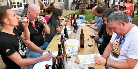 Le jury du concours des brasseurs amateurs en action. Une mission enviée ...