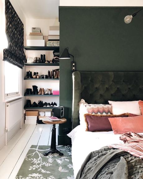 chambre rose et verte décoration originale tête de lit velours - blog déco - clem around the corner