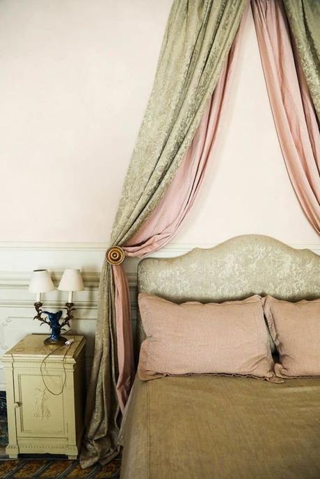 chambre rose et verte lit vintage rétro baldaquin château - blog déco - clem around the corner