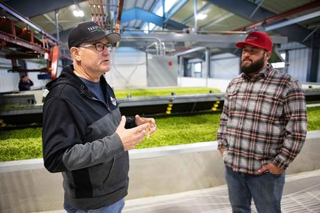 Brad Carpenter en conversation avec son fils Austin dans sa ferme familiale. Brad Carpenter en conversation avec son fils Austin dans sa ferme familiale.